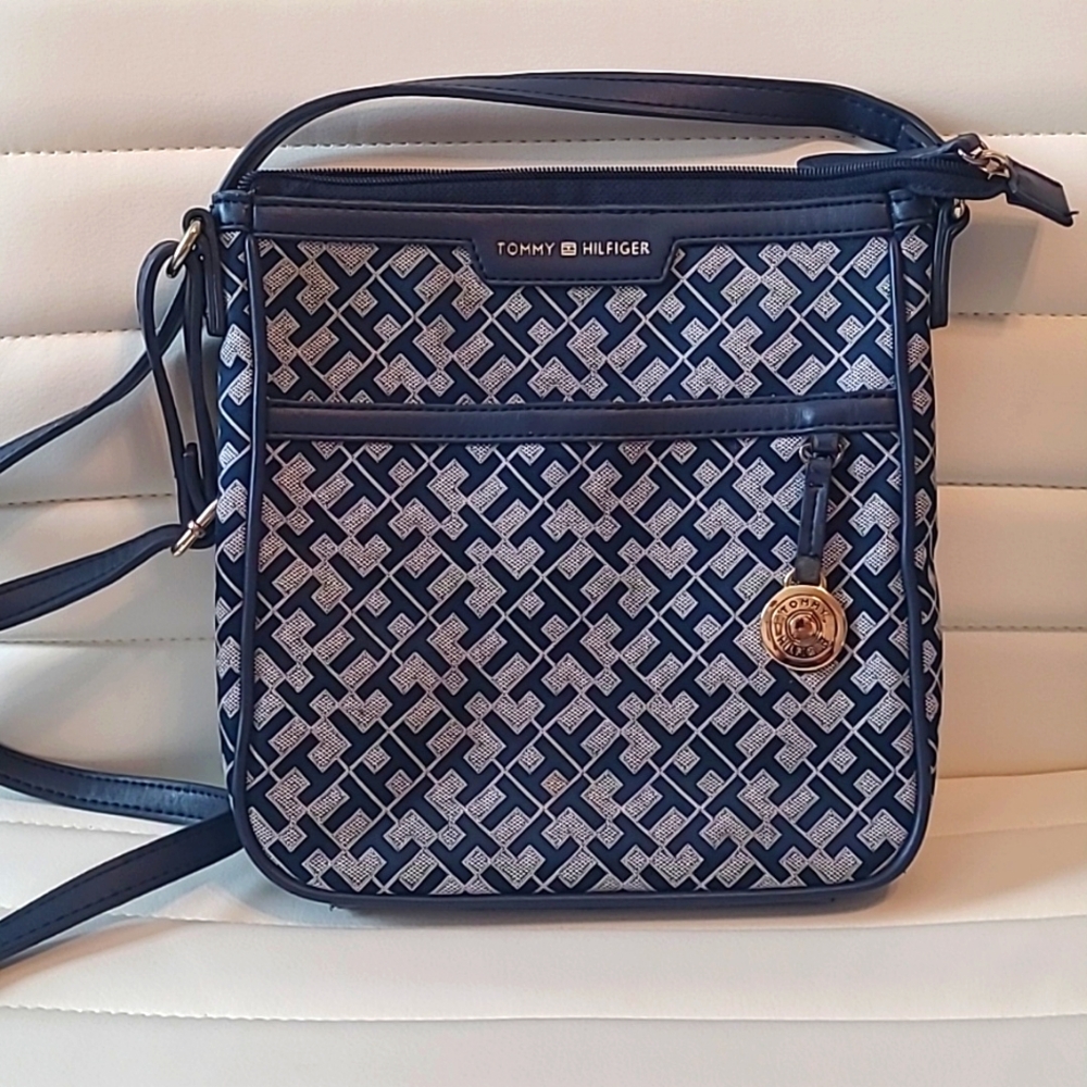 TOMMY HILFIGER CROSSBODY PURSE NAVY AND WHITE